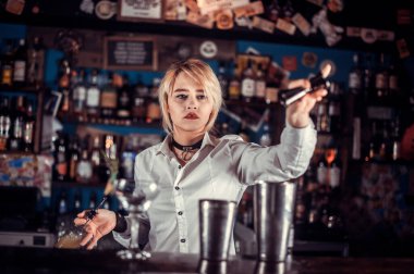 Barmen kız brasserie 'de kokteyl hazırlıyor.