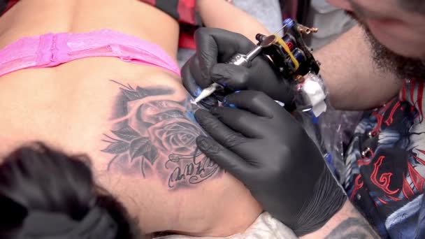 Tatuagem profissional fazendo imagem de tatuagem em estúdio — Vídeo de Stock