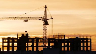 Yeni çok katlı evler ve vinç