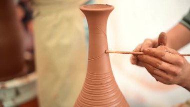 Sanatçılar eski teknolojiyi kullanarak seramik tabak yapma sürecini gösteriyor. Halk el işi. Yakın plan..