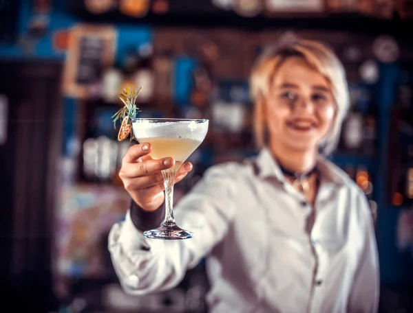 在鸡尾酒吧里，有经验的女人带着她的技巧酒吧里的客人来招待惊喜 — 图库照片
