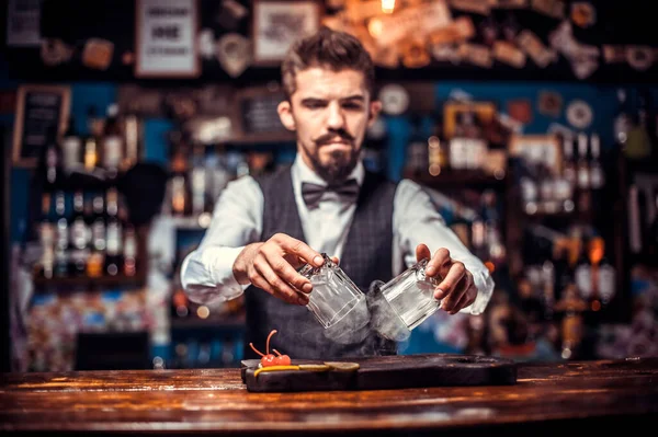 Bartender creates a cocktail at the beerhouse — Stock Photo, Image