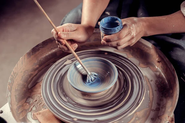 Ragazza ceramista posa mentre fa terracotta. Fatto a mano. Primo piano. — Foto Stock