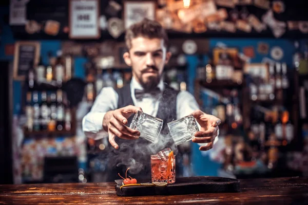 Barman confiante decora mistura colorida em bares de coquetel — Fotografia de Stock