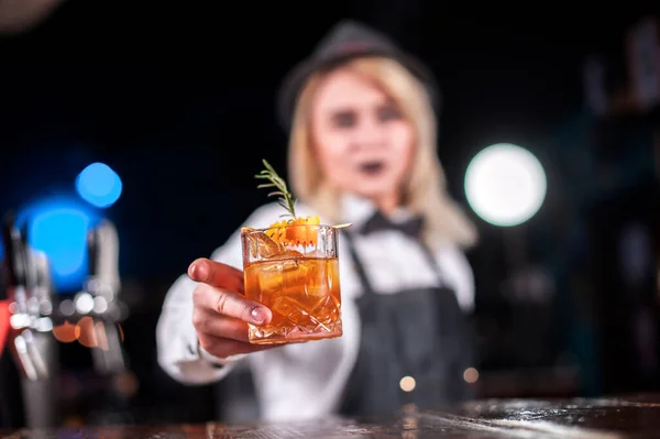 Dívka barman vytváří koktejl v brasserie — Stock fotografie