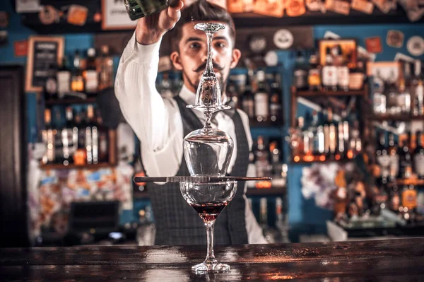Erfarna bartender formulerar en cocktail på puben — Stockfoto