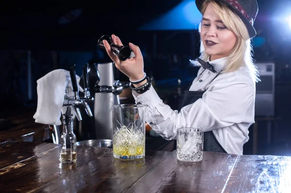 Γοητευτική γυναίκα mixologist αναμιγνύει ένα κοκτέιλ στο μπαρ μετρητή — Φωτογραφία Αρχείου