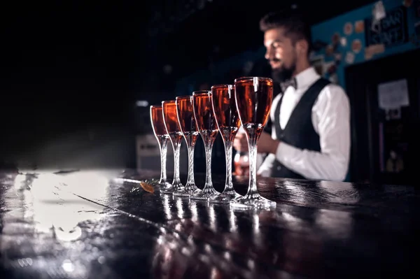 Bartender makes a cocktail in the beerhouse — Stock Photo, Image