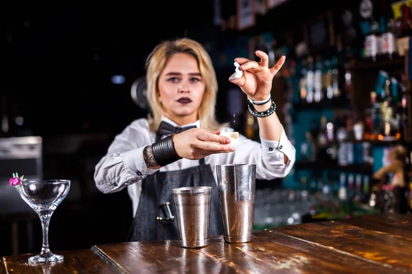 Flicka bartender kokar ihop en cocktail i det offentliga huset — Stockfoto