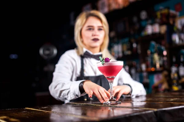 Barmen kız mantarda bir kokteyl hazırlıyor. — Stok fotoğraf