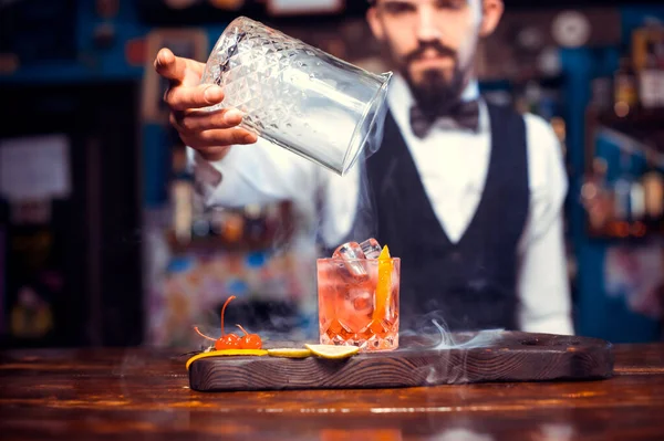 Barmen birahanede bir kokteyl hazırlıyor. — Stok fotoğraf