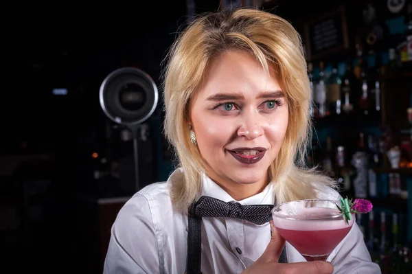 Expert flicka bartendering visar processen att göra en cocktail på nattklubben — Stockfoto
