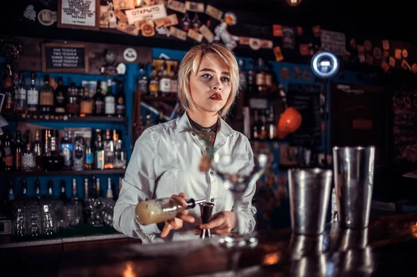 Garota barman formula um coquetel na sala de provas — Fotografia de Stock