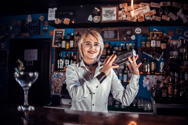 Garota barman cria um coquetel na sala de provas — Fotografia de Stock