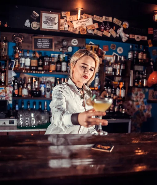 Ekspert kobieta barman wlewa świeży napój alkoholowy do okularów w klubie nocnym — Zdjęcie stockowe