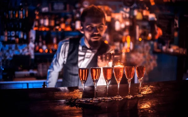 Genç barmen kokteyl hazırlar. — Stok fotoğraf