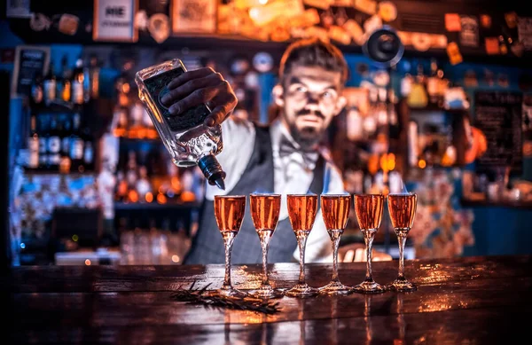 Fokuserad bartender blandar en cocktail i cocktailbarer — Stockfoto