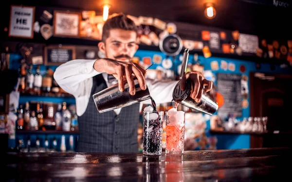 Barman skapar en cocktail på pothouse — Stockfoto