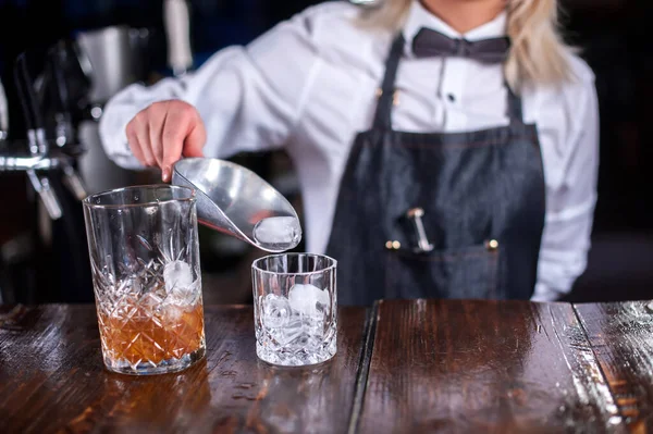 Kız barmen birahanede kokteyl hazırlıyor. — Stok fotoğraf