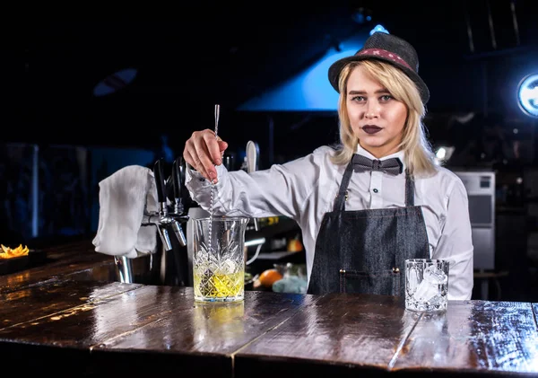 Sladká dívka barman dělá show vytváří koktejl v nočním klubu — Stock fotografie