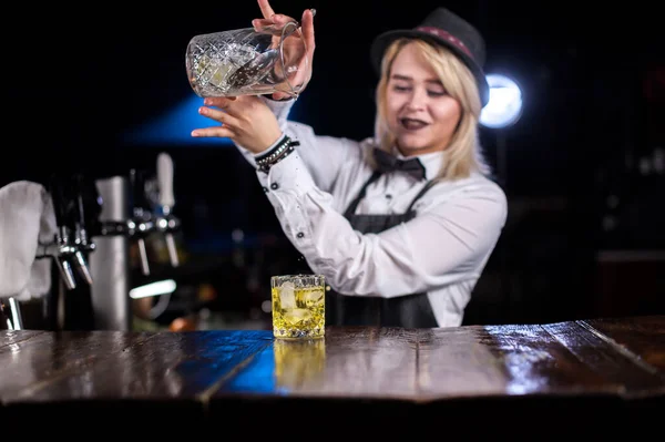 Flicka bartender formulerar en cocktail på ölstugan — Stockfoto