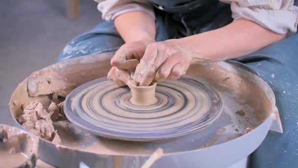 Creating vase of white clay close-up. The sculptor in the workshop makes a jug out of earthenware closeup. Twisted potters wheel. Master crock. — Stock Video