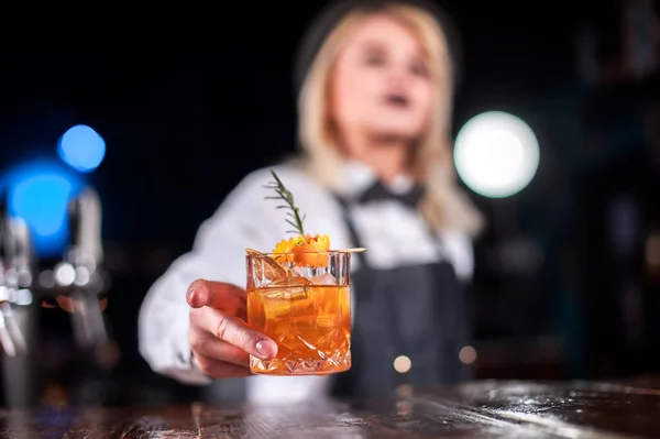 Experienced woman bartender surprises with its skill bar visitors while standing near the bar counter in pub — Stock Photo, Image
