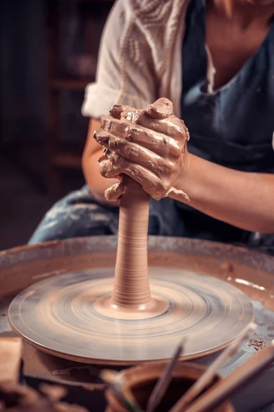 Processo de produção de cerâmica. Formando um bule de barro em uma roda de oleiros. — Fotografia de Stock