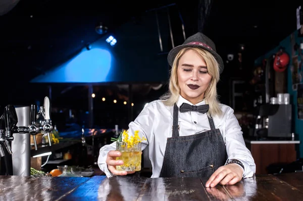 Fokuserad flicka bartender skapar en cocktail på baren — Stockfoto