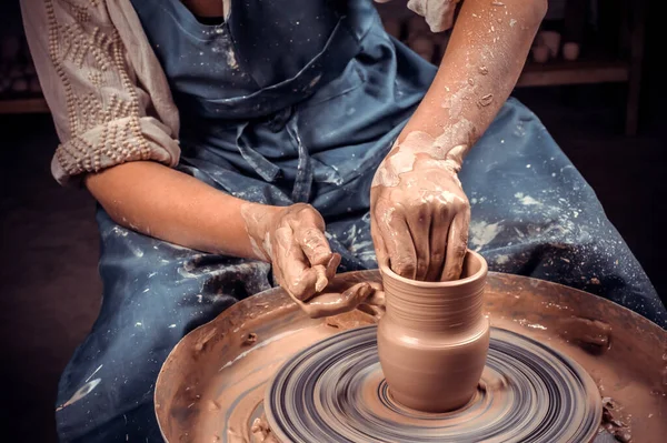 Master class on modeling of clay on a potters wheel In the pottery workshop — Stock Photo, Image