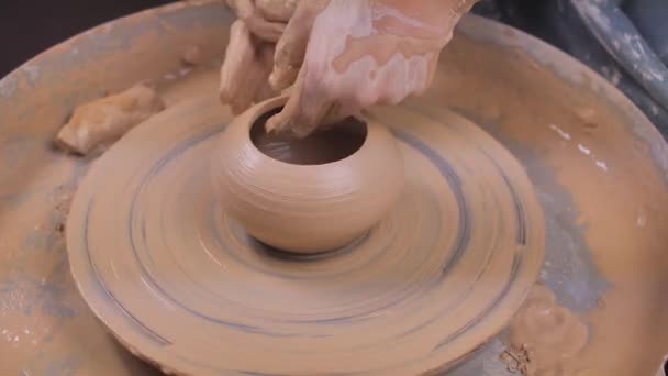 포터 장인은 토기공 바퀴를 손으로 찰흙으로 만들고 있습니다. 공예의 창조성이라는 개념. 클로즈업. — 비디오