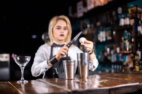 Garota barman formula um coquetel na sala de provas — Fotografia de Stock