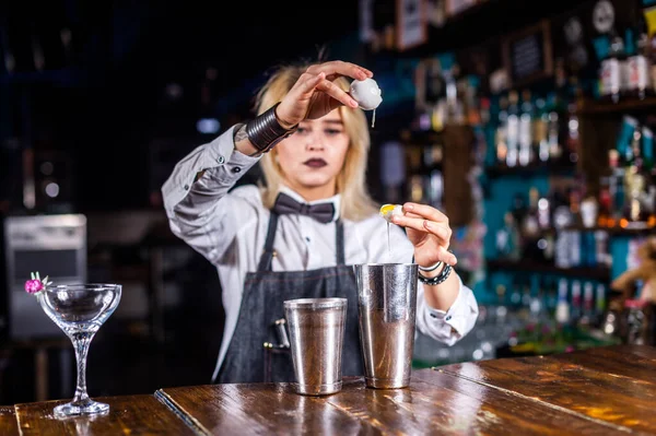 Ragazza barista fa un cocktail alla birreria — Foto Stock