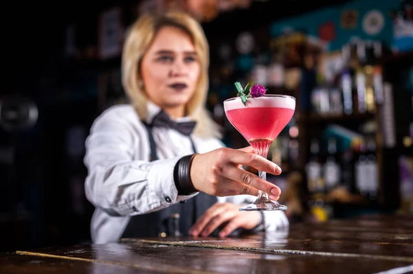 Dziewczyna barman miesza koktajl w alehouse — Zdjęcie stockowe
