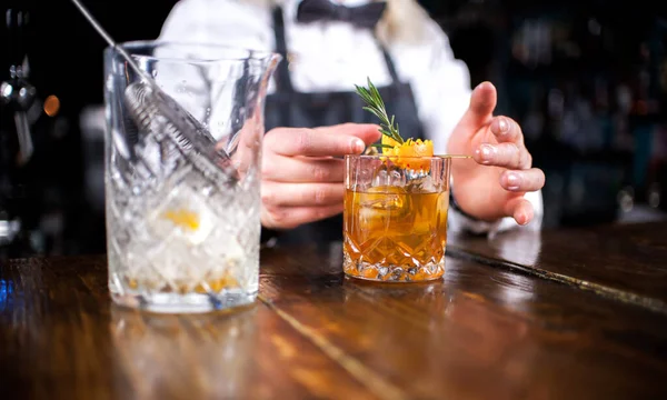 Dívka barman míchá koktejl v saloonu — Stock fotografie