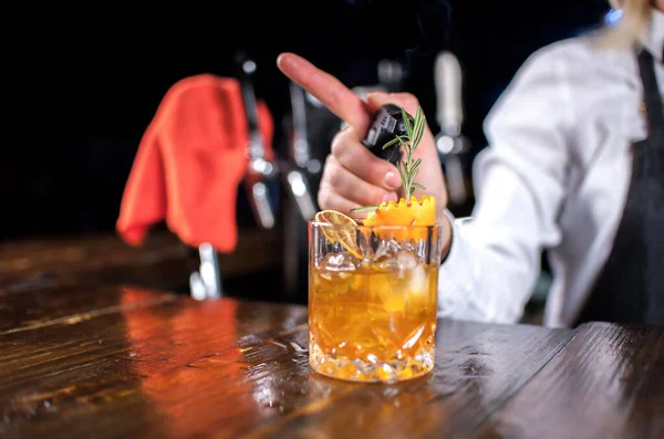 Självsäker kvinna bartender gör en show som skapar en cocktail i cocktail barer — Stockfoto