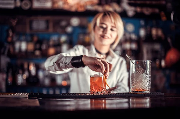 Girl barman makes a cocktail in the beerhall — Stock Photo, Image