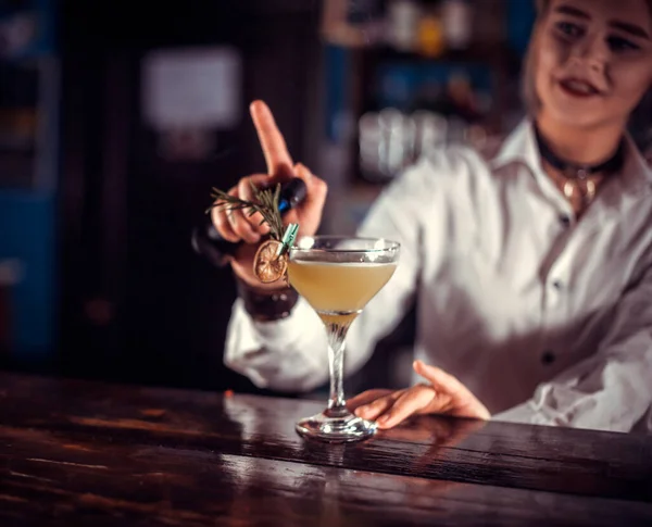 Porträtt av flicka bartenderande är hälla en drink på puben — Stockfoto