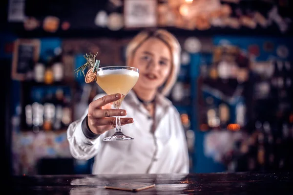 Karismatisk flicka tapster skapar en cocktail på baren — Stockfoto