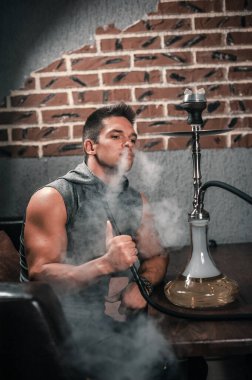 Kafedeki nargile odasında vahşi bir adam..
