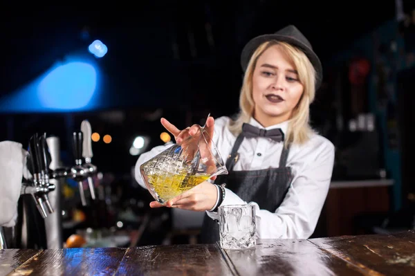 Flicka bartender skapar en cocktail i det offentliga huset — Stockfoto