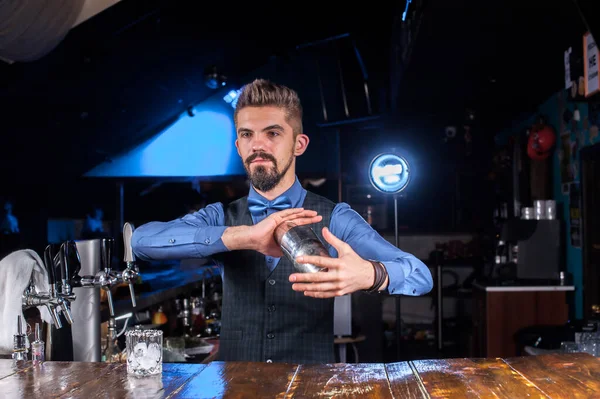 Barman dělá koktejl v kůlně — Stock fotografie