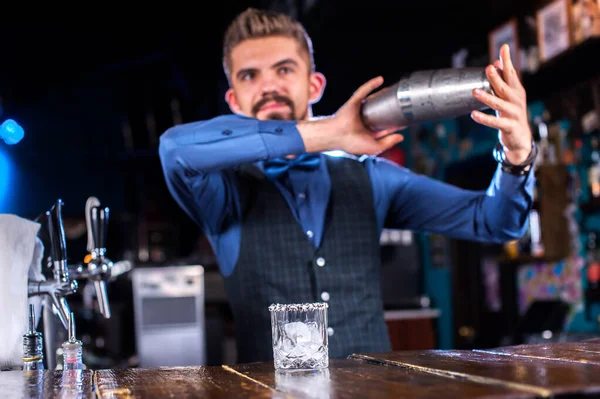 Expert bartender gör en cocktail när du står nära bardisken i puben — Stockfoto