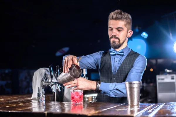 Barmen meyhanede bir kokteyl hazırlıyor. — Stok fotoğraf