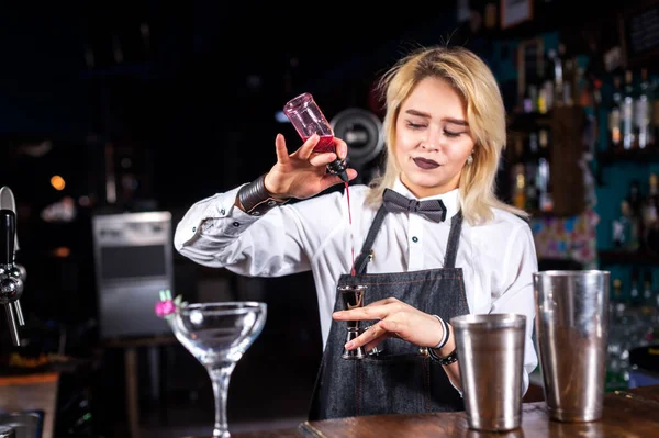 Girl bartender concocts a cocktail at the beerhouse — Stock Photo, Image