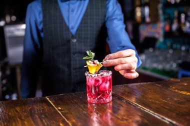 Karizmatik barmen kokteyl barlarında içki dolduruyor.