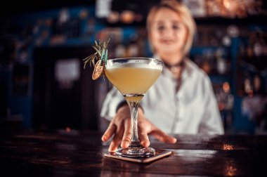 Barmen kız biftek evinde kokteyl hazırlıyor.