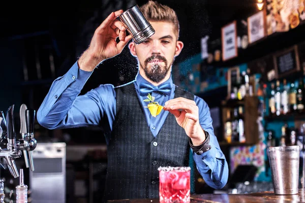 Cantinero enfocado demuestra sus habilidades profesionales en el bar — Foto de Stock