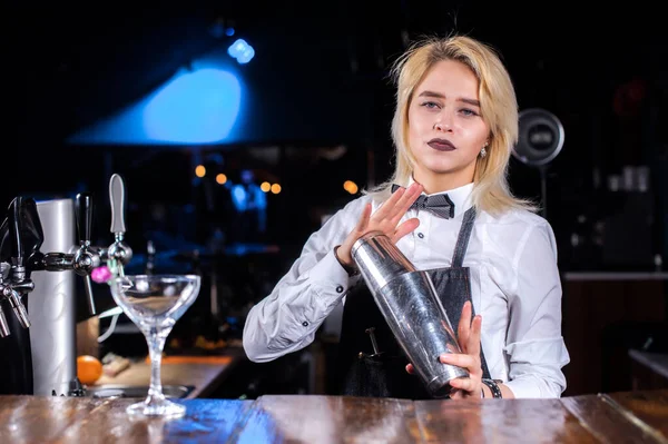 Expert fille barman démontre le processus de fabrication d'un cocktail dans le pub — Photo