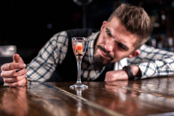 Barmenin portresi gece kulübünde içkinin son rötuşlarını yapıyor. — Stok fotoğraf